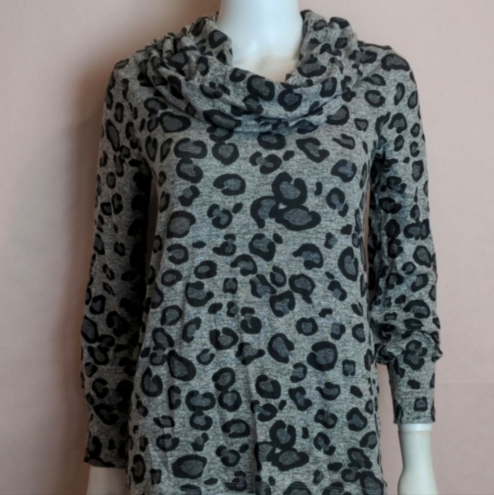 Gibson Gray and Black Convertible Leopard Print Pullover Sweater size XS
